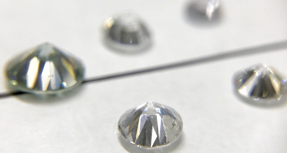 ダイヤモンド　本物　偽物　見分け方