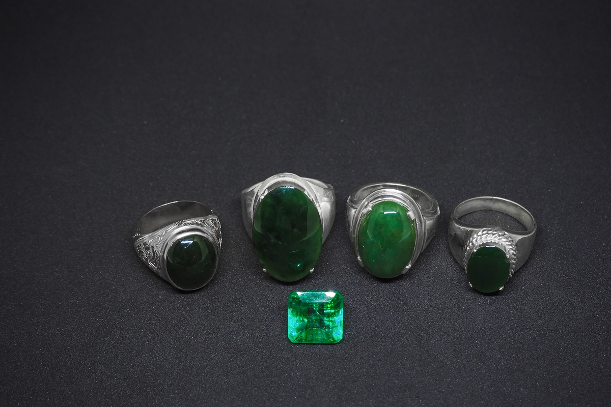 エメラルドとヒスイのリング