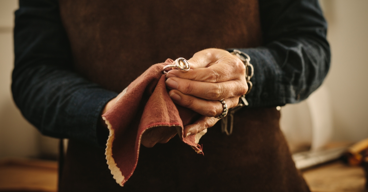 ジュエリーを持つ手